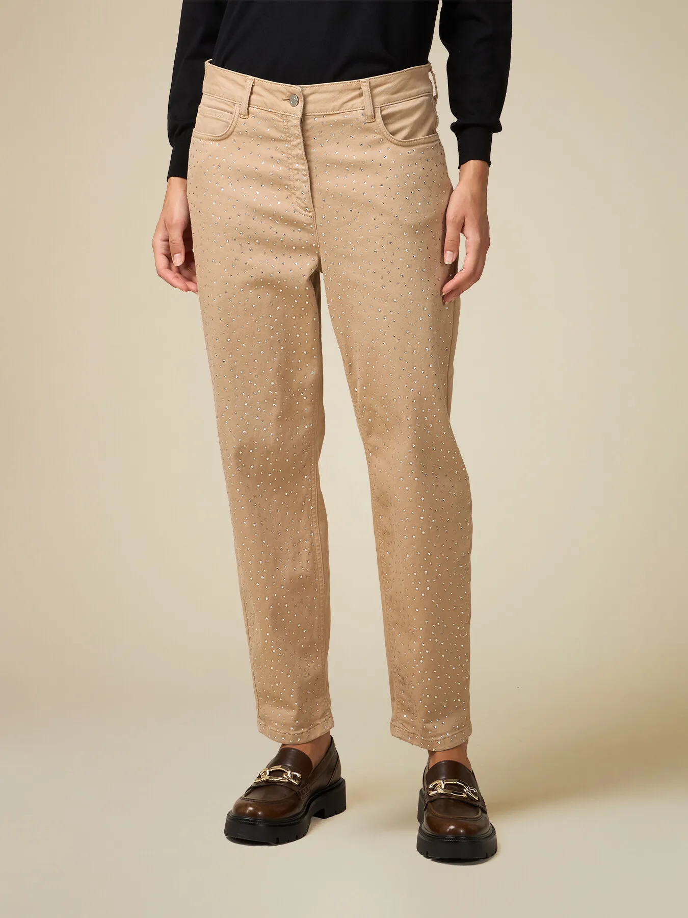Pantaloni boyslim con cristalli