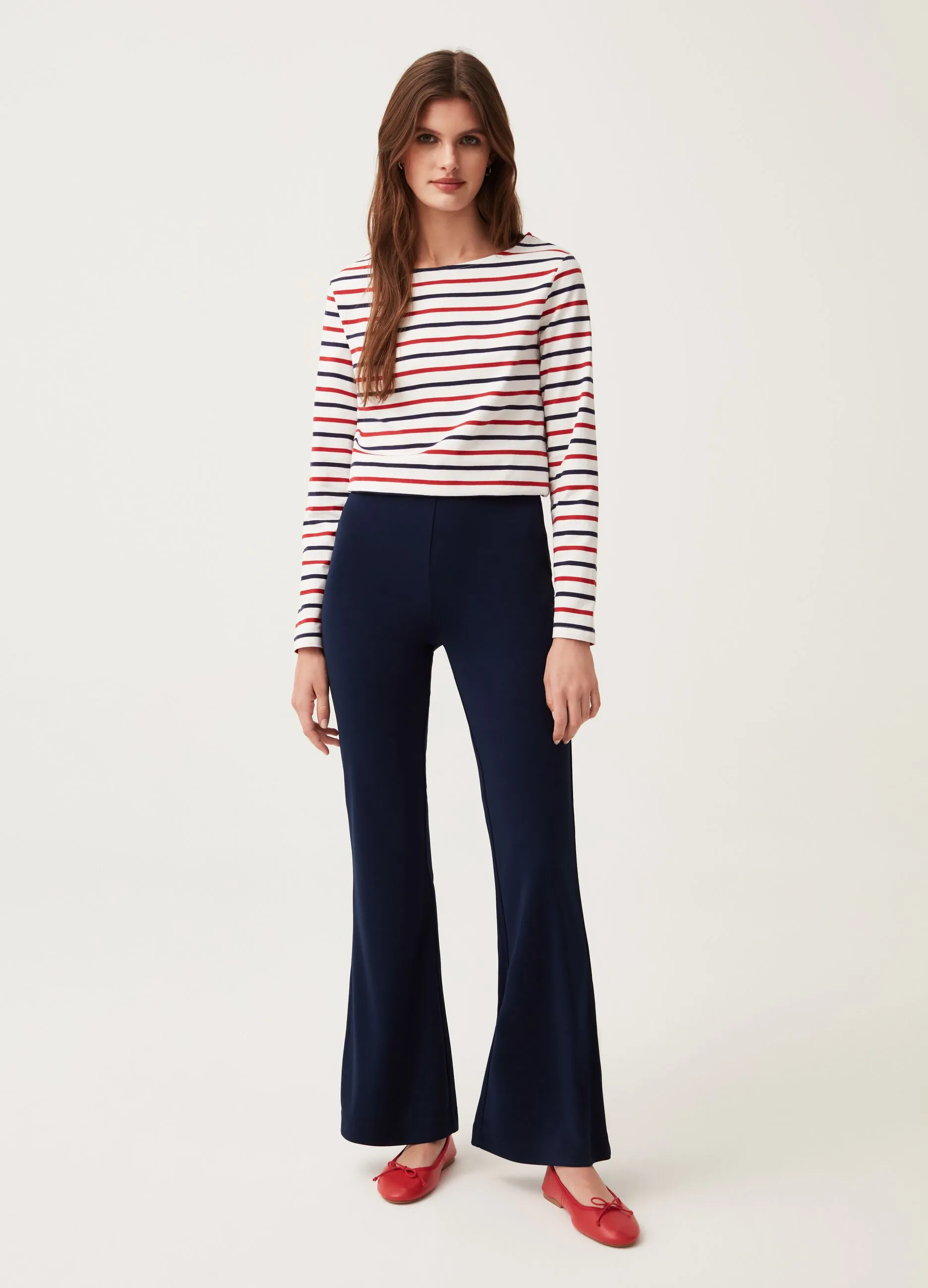 Pantaloni flare fit tinta unita