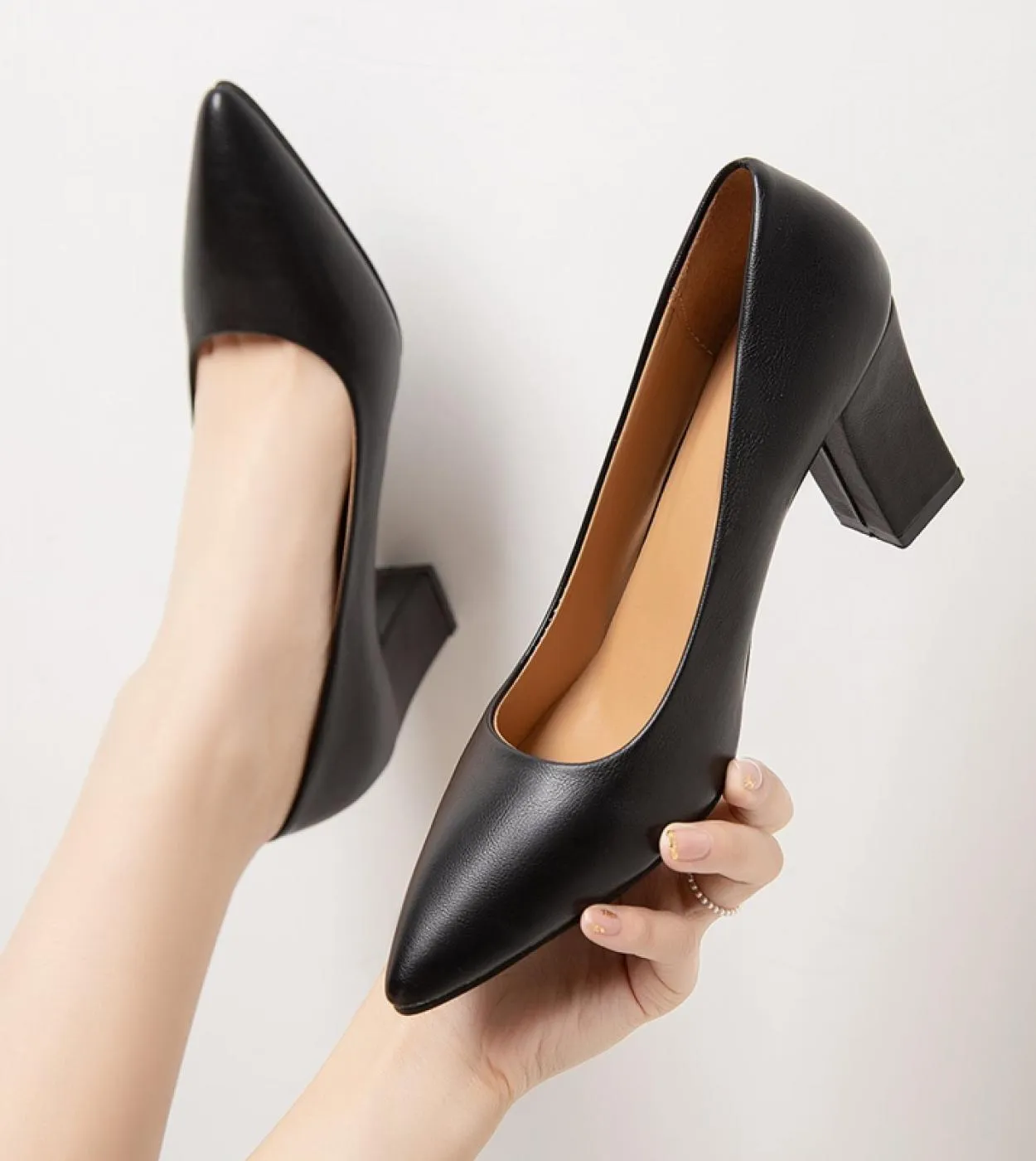 Scarpe con tacco alto da donna 2022 Nuove scarpe da donna Stile primaverile Scarpe con tacco alto a punta con bocca poco profond