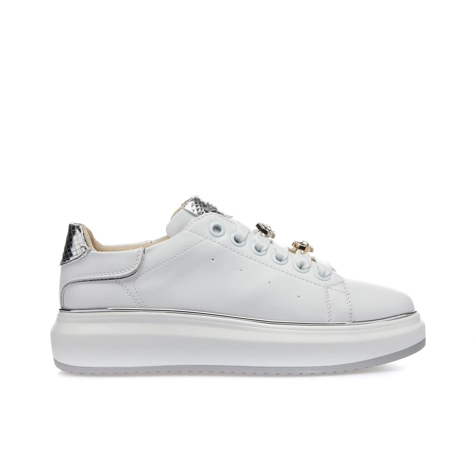 Sneakers bianche con applicazioni e suola platform