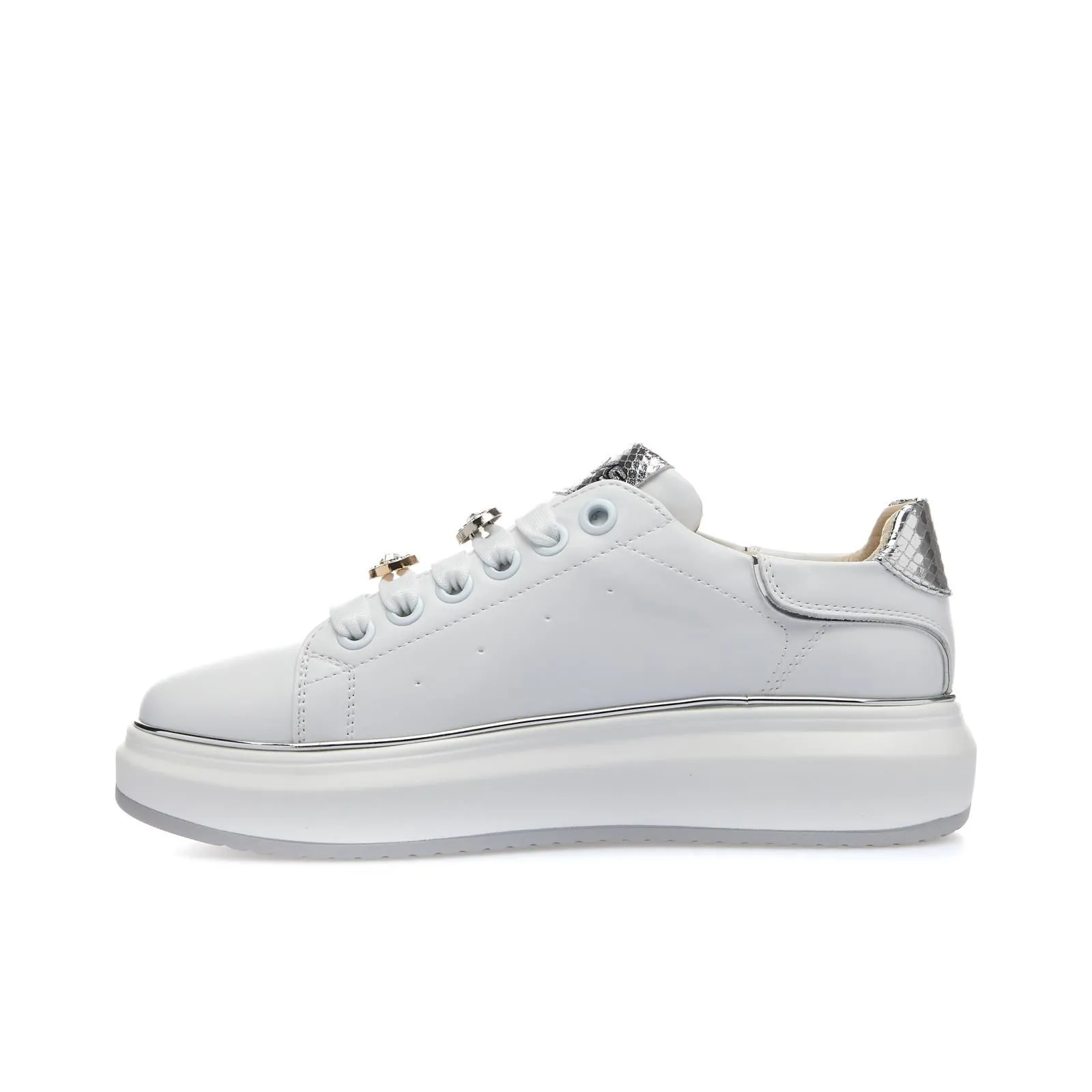 Sneakers bianche con applicazioni e suola platform