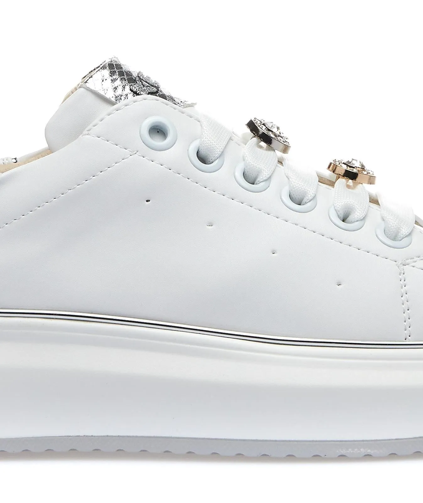 Sneakers bianche con applicazioni e suola platform