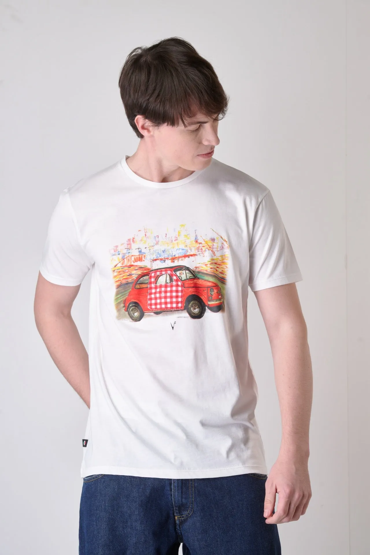T-Shirt Bianca con stampa Auto Vintage e inserto in tessuto V2 ricamato