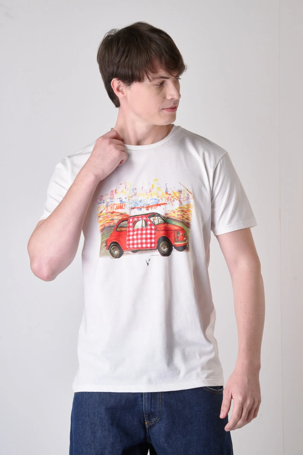 T-Shirt Bianca con stampa Auto Vintage e inserto in tessuto V2 ricamato