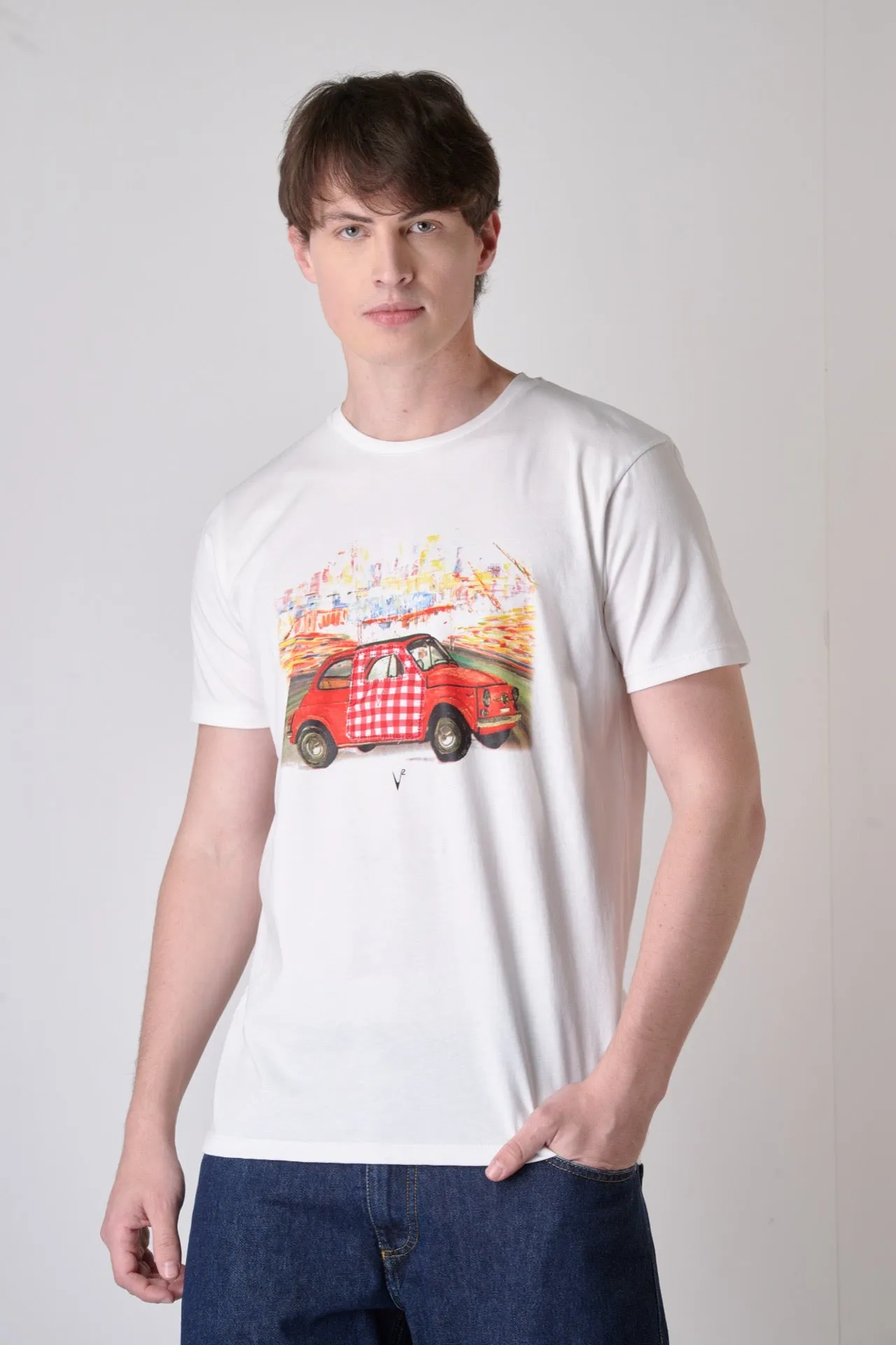 T-Shirt Bianca con stampa Auto Vintage e inserto in tessuto V2 ricamato