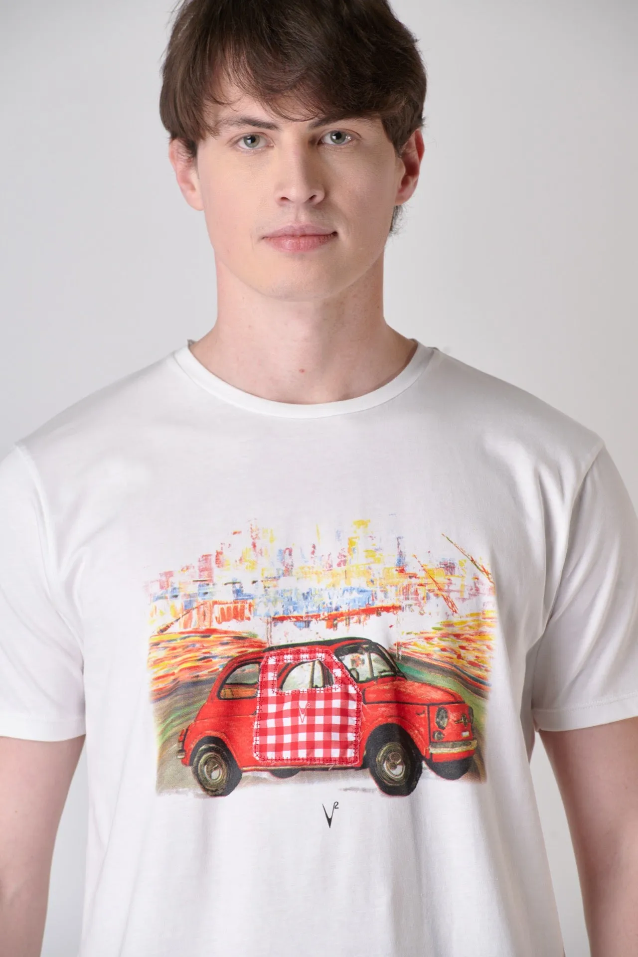 T-Shirt Bianca con stampa Auto Vintage e inserto in tessuto V2 ricamato